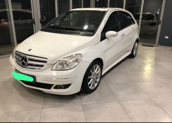Wynajmij Mercedes-Benz B 180 z 2010 roku w Tirana