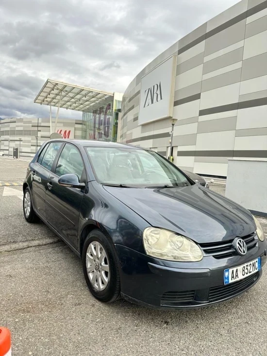 Wynajmij Volkswagen Golf 5 z 2007 roku w Tirana