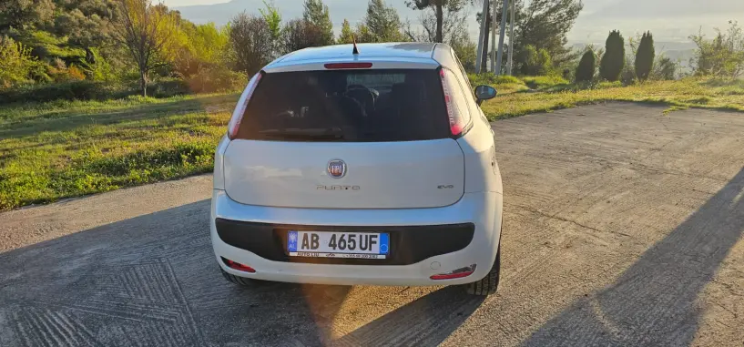 Merrni me qira një makinë në Tirana