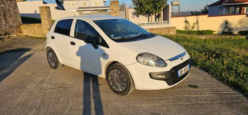 Merrni me qira një makinë në Tirana