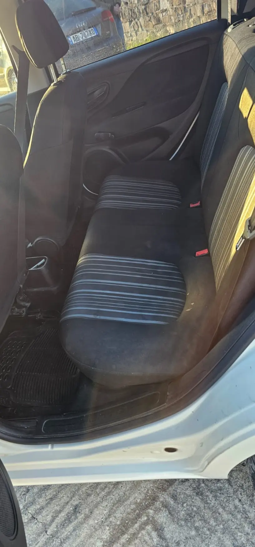 Merrni me qira një makinë në Tirana