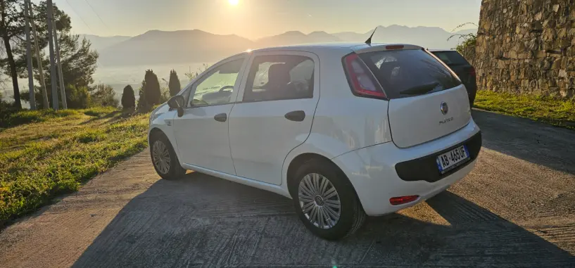 Merrni me qira një makinë në Tirana