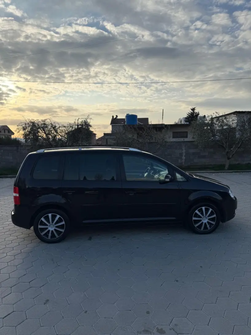 Alquila un coche en Tirana