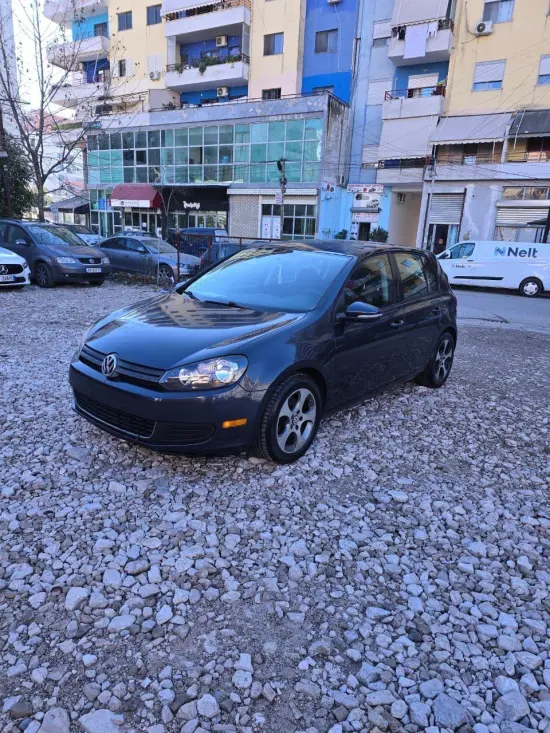 Wynajmij Volkswagen Golf 6 z 2013 roku w Tirana