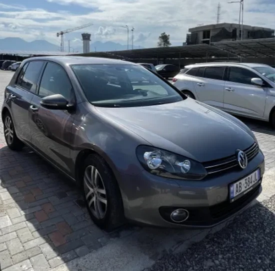 Noleggia una Volkswagen Golf 6 dell'anno 2012 a Tirana