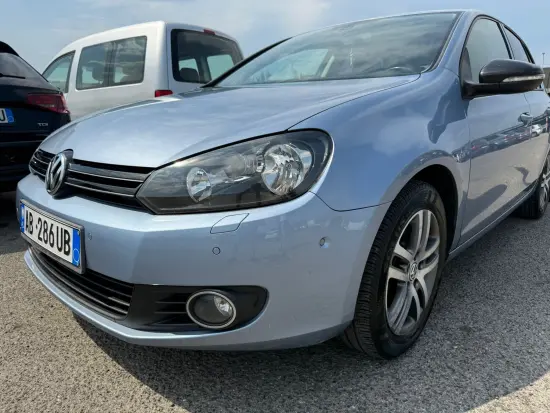 Wynajmij Volkswagen Golf 6 z 2013 roku w Tirana