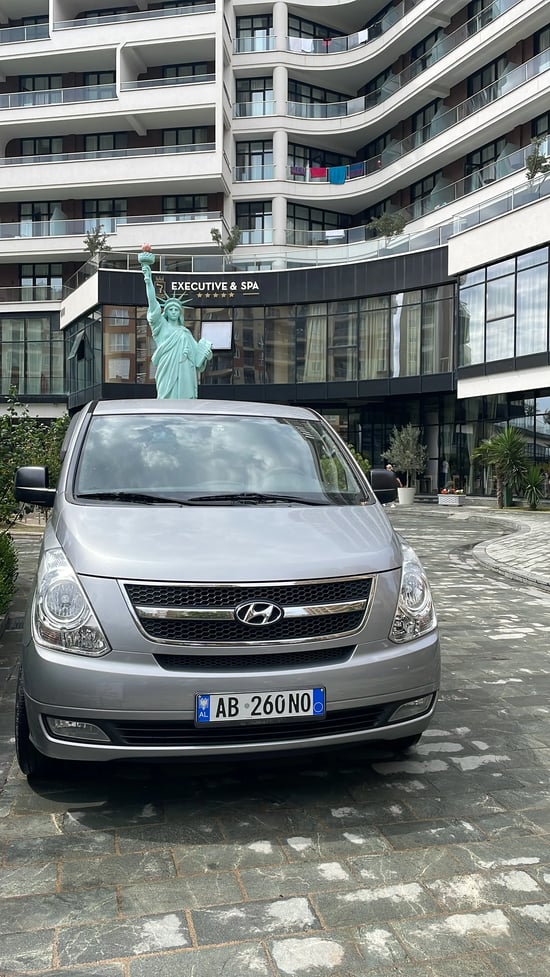 Noleggia una Hyundai H-1 Starex dell'anno 2013 a Tirana