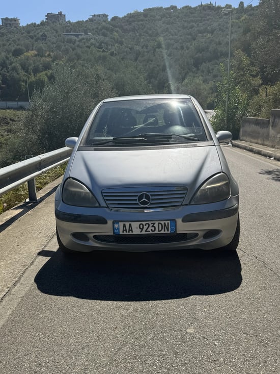 Louer une Mercedes-Benz A 160 de l'année 2008 à Tirana