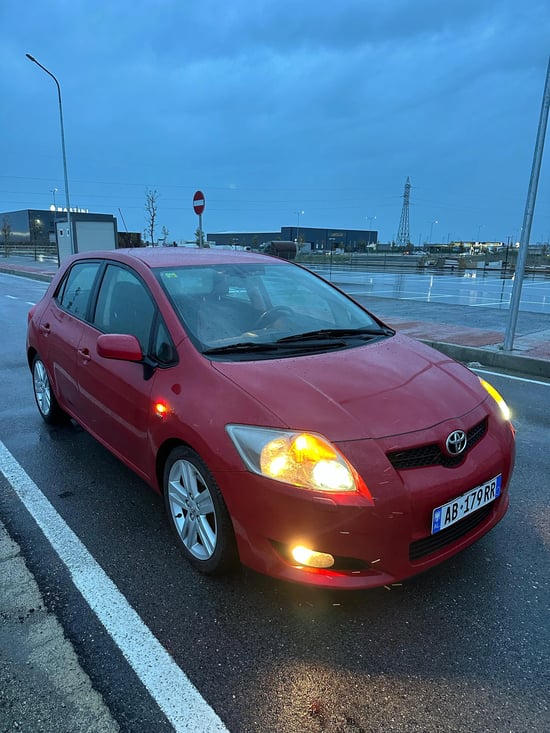 Merrni me qira një Toyota Auris të vitit 2009 në Durrës