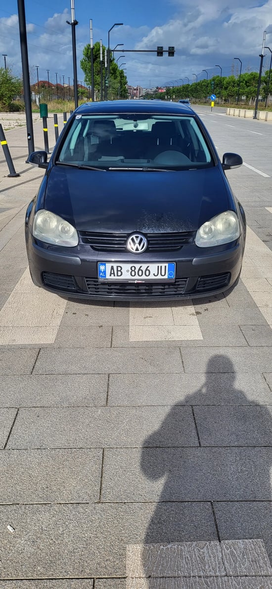 Wynajmij Volkswagen Golf 5 z 2006 roku w Tirana