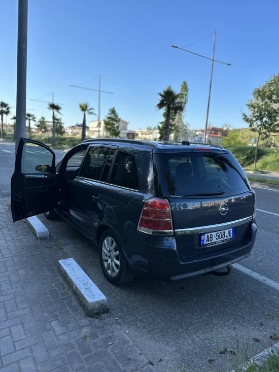 Louer une Opel Zafira de l'année 2008 à Durrës