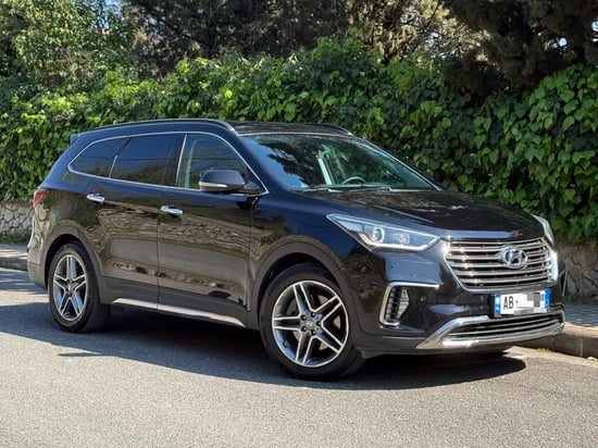 Wynajmij Hyundai Grand Santa Fe z 2017 roku w Tirana
