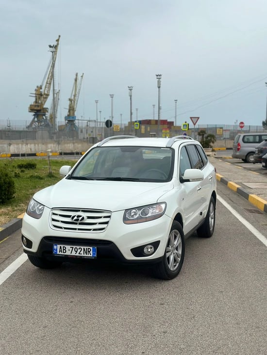 Noleggia una Hyundai Santa Fe dell'anno 2012 a Durrës
