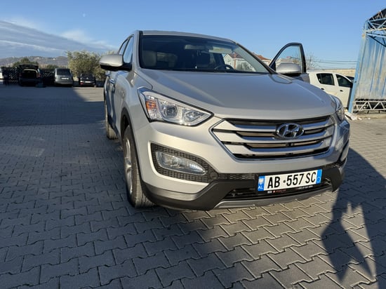 Noleggia una Hyundai Santa Fe dell'anno 2017 a Tirana