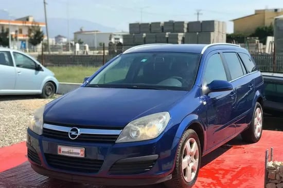 Noleggia una Opel Astra dell'anno 2008 a Tirana