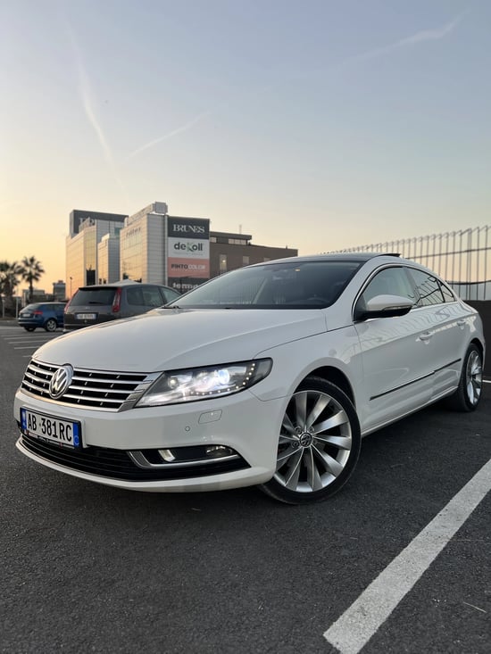 Noleggia una Volkswagen Passat CC dell'anno 2012 a Tirana