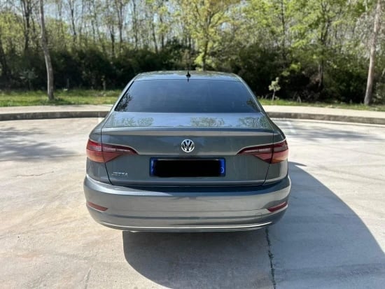Merrni me qira një Volkswagen Jetta të vitit 2019 në Tirana