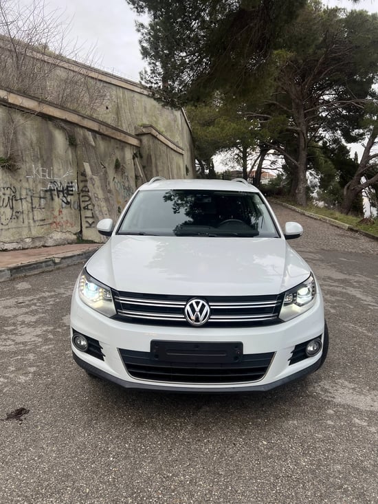 Noleggia una Volkswagen Tiguan dell'anno 2015 a Durrës