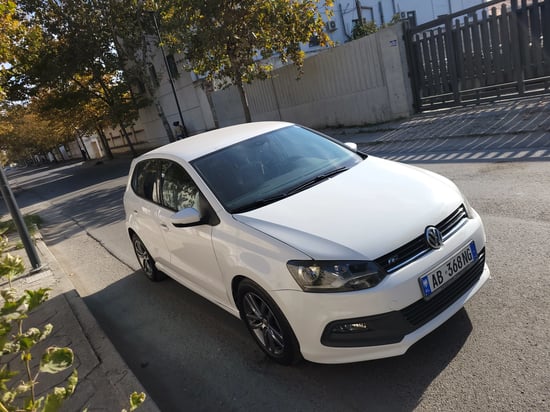 Merrni me qira një Volkswagen Polo të vitit 2013 në Durrës