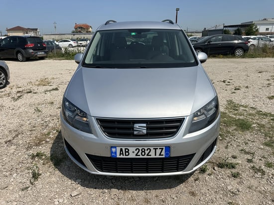 Merrni me qira një Seat Alhambra të vitit 2017 në Tirana