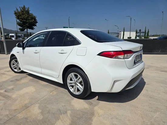Merrni me qira një Toyota Camry të vitit 2024 në Tirana