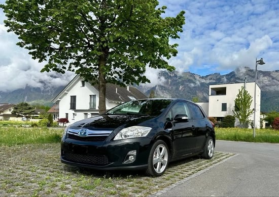 Merrni me qira një Toyota Auris të vitit 2013 në Tirana