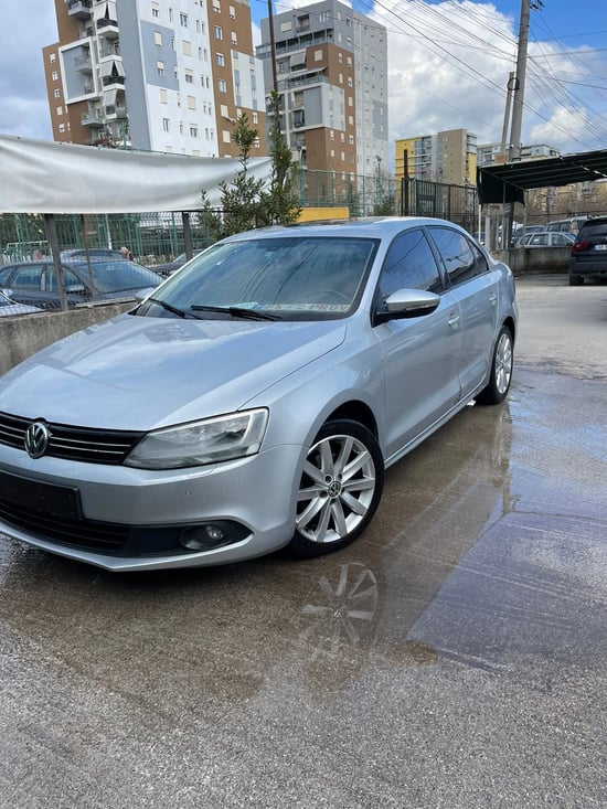 Wynajmij Volkswagen Jetta z 2013 roku w Tirana