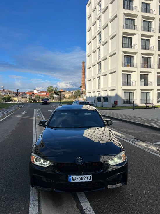 Noleggia una BMW M3 dell'anno 2015 a Tirana