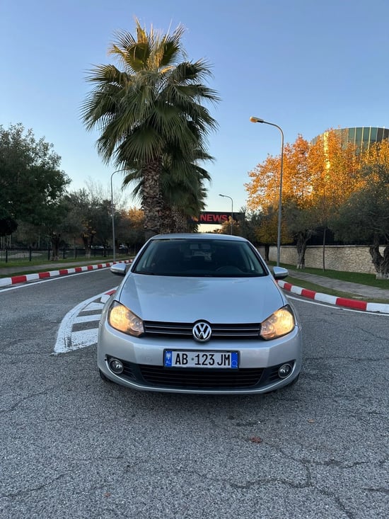 Alquila un 2010 Volkswagen Golf en Tirana