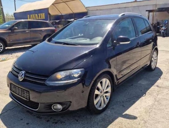 Louer une Volkswagen Golf Plus de l'année 2012 à Tirana