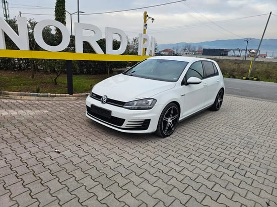 Louer une Volkswagen Golf 7 de l'année 2015 à Tirana