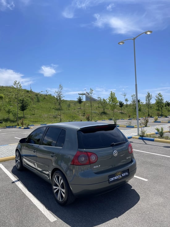Alquila un 2005 Volkswagen Golf 5 en Durrës
