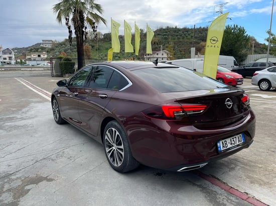 Noleggia una Opel Insignia dell'anno 2019 a Tirana