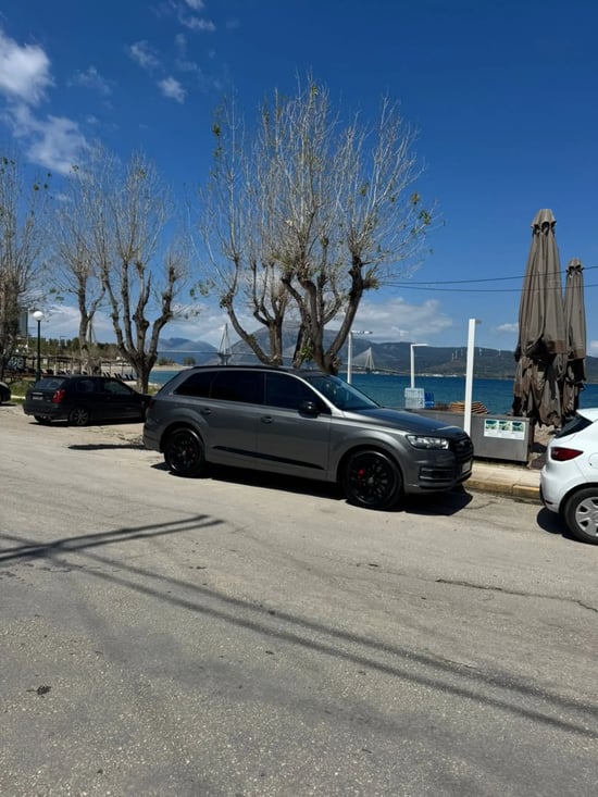 Louer une Audi Q7 de l'année 2017 à Vlorë