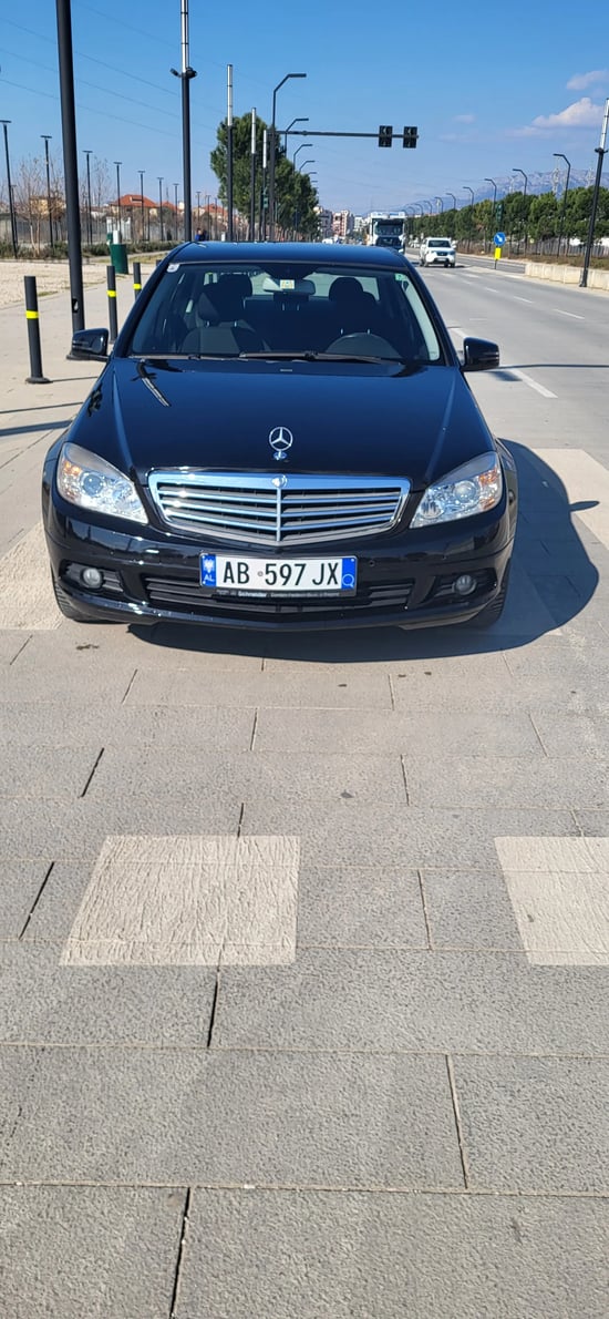 Noleggia una Mercedes-Benz C 200 dell'anno 2010 a Tirana