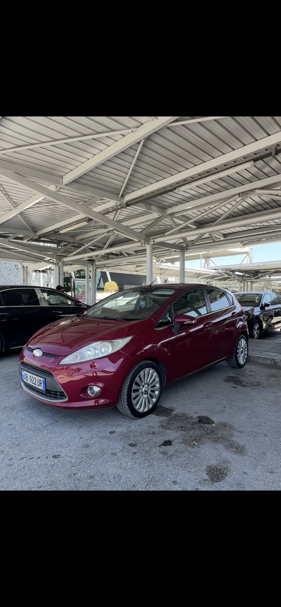 Alquila un 2011 Ford Fiesta en Tirana