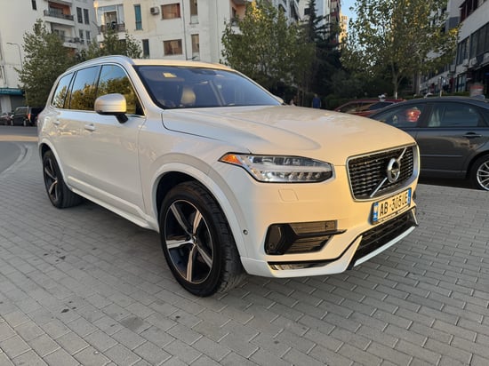 Noleggia una Volvo XC90 dell'anno 2017 a Tirana