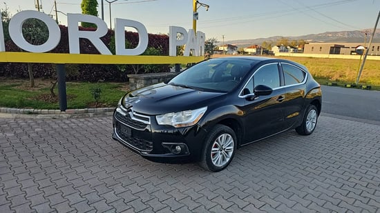 Merrni me qira një Citroën DS4 të vitit 2014 në Tirana
