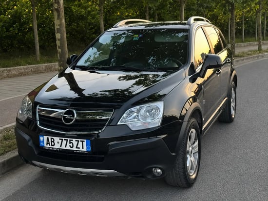 Noleggia una Opel Antara dell'anno 2009 a Tirana