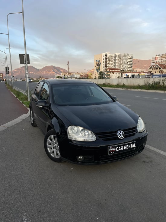 Noleggia una Volkswagen Golf 5 dell'anno 2006 a Tirana
