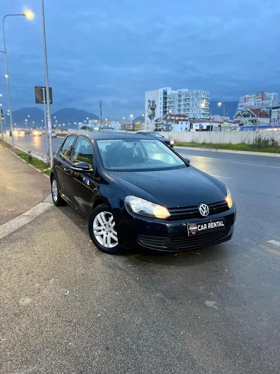 Noleggia una Volkswagen Golf 6 dell'anno 2010 a Tirana