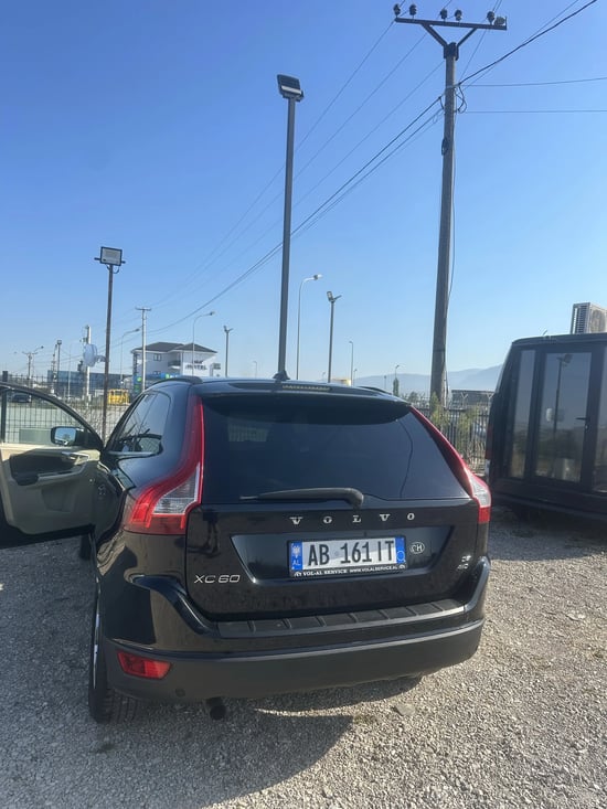 Wynajmij Volvo 240 z 2010 roku w Tirana