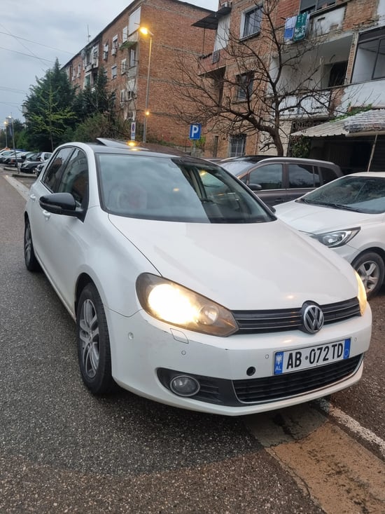 Louer une Volkswagen Golf 6 de l'année 2012 à Tirana