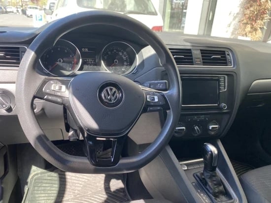 Alquila un 2016 Volkswagen Jetta en Tirana
