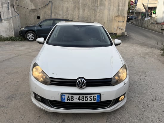 Wynajmij Volkswagen Golf 6 z 2013 roku w Tirana