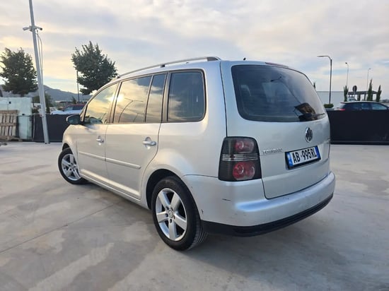 Noleggia una Volkswagen Touran dell'anno 2012 a Tirana