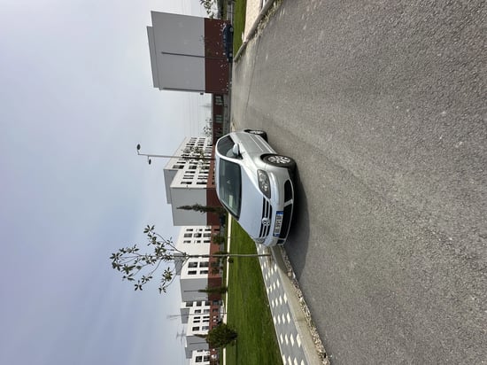 Merrni me qira një Volkswagen Golf Plus të vitit 2006 në Tirana