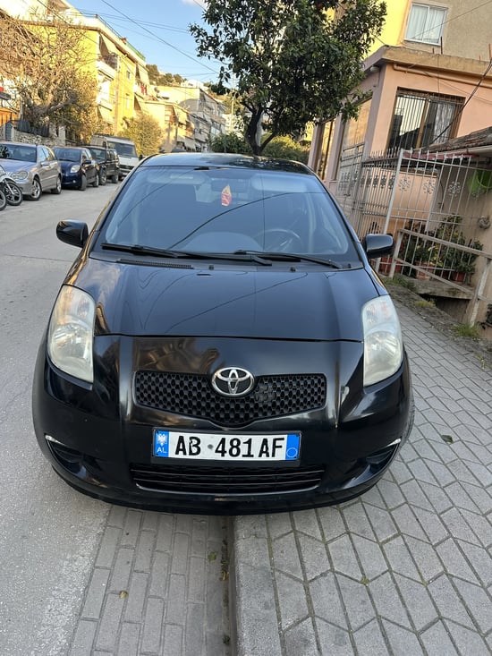Noleggia una Toyota Yaris dell'anno 2007 a Sarandë