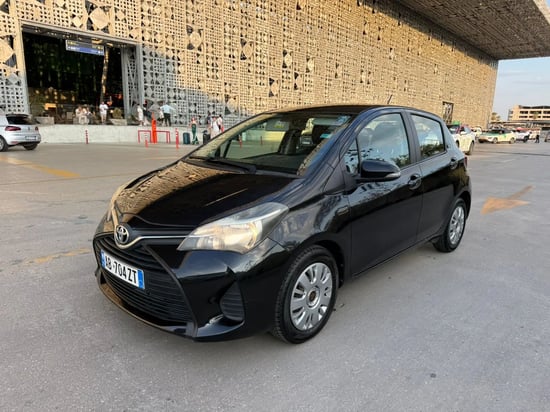 Noleggia una Toyota Yaris dell'anno 2016 a Tirana