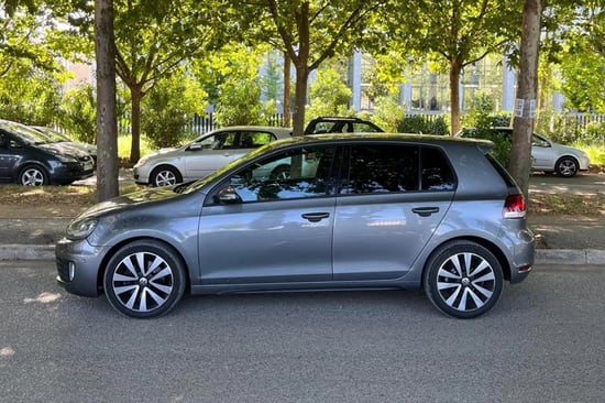 Louer une Volkswagen Golf 6 de l'année 2011 à Tirana